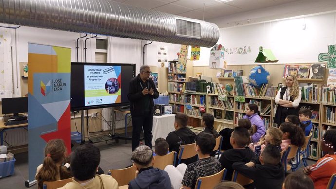 Fran Nuño en el CEIP Andalucía del Polígono Sur con el Book Friday