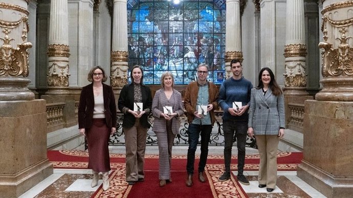 La diputada general de Bizkaia, Elixabete Etxanobe, y la diputadade Euskera, Cultura y Deporte, Leixuri Arrizabalaga, posan con los premiados.