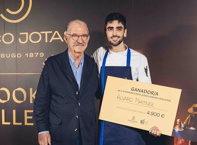 El chef Pedro Subijana y el ganadod del Cinco Jotas Cooking Challenge, Álvaro Martínez