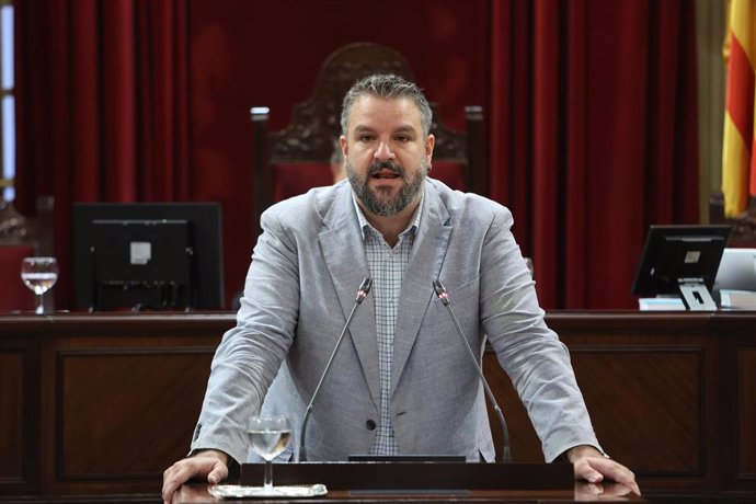 Archivo - El Diputado en el Parlamento de las Islas Baleares por Més Mallorca, Lluís Apesteguia, durante el Debate del Estado de la Comunidad, en en el Parlament balear, a 2 de octubre de 2024, en Palma de Mallorca, Baleares (España). 