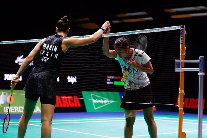 Archivo - Carolina Maín saluda a la indonesia Gregoria Mariska Tunjung durante el Spain Masters 2023