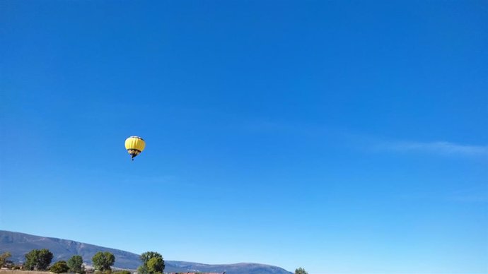 Globo aerostático en una jornada soleada