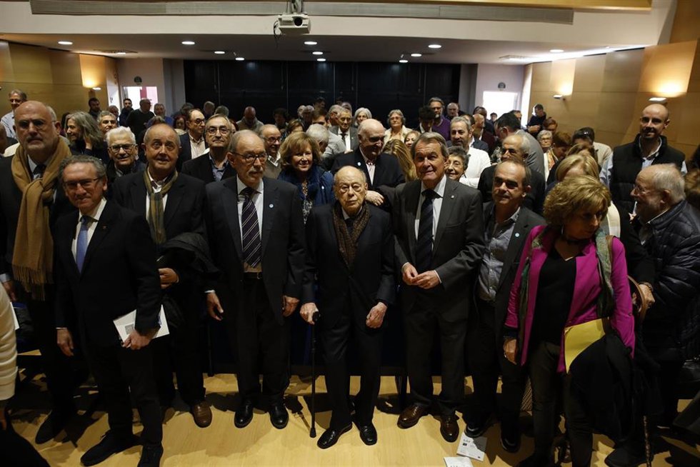 Los expresidentes de la Generalitat Jodi Pujol (c) y Arthur Mas (d), durante un acto de homenaje al expresidente de la Generalitat Jordi Pujol, en la Casa-Museo Prat de la Riba, a 29 de noviembre de 2024, en Castellterol, Barcelona, Catalunya (España).