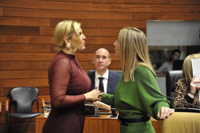 La presidenta de la Junta de Extremadura, María Guardiola, junto a la consejera de Hacienda, Elena Manzano