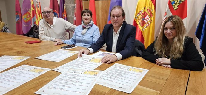 El edil de Cultura del Consistorio abulense, Ángel Sánchez; Gemma Orgaz, gerente de Librería Letras; y José María Muñoz Quirós y Alicia Quirós, coordinador de los Diálogos con Juan de la Cruz y presidenta de la Asociación Musical Terpsícore.