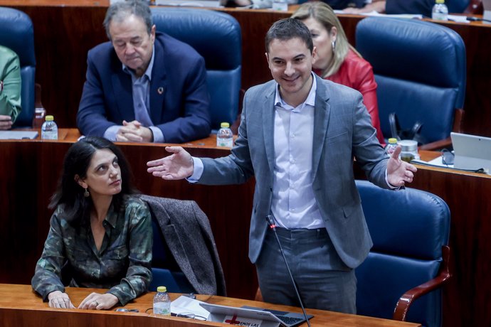 Juan Lobato interviene durante una sesión plenaria en la Asamblea de Madrid junto a Pilar Sánchez Acera, a 17 de noviembre de 2022, en Madrid (España).