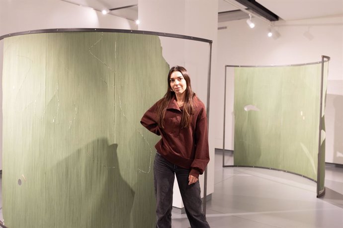 La artista Claudia Pastomás frente a su obra en la exposición 'Repols' en la Fundación Chirivella Soriano