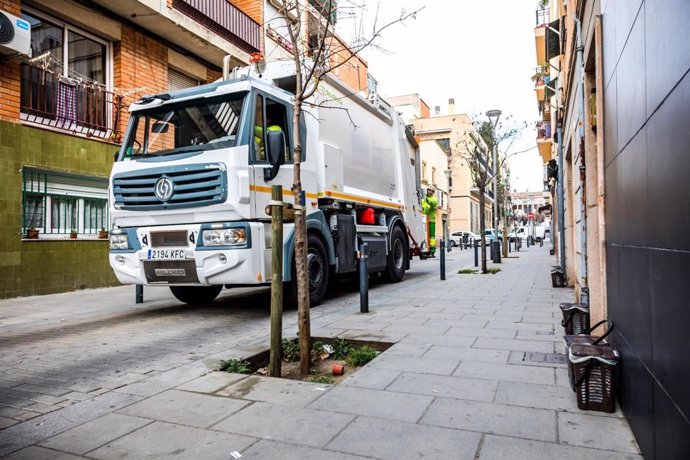 Archivo - Un camión ofrece servicio de recogida 'puerta a puerta' en Barcelona