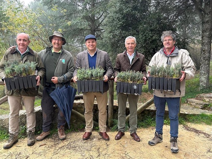 El delegado territorial de Sostenibilidad y Medio Ambiente en la provincia de Cádiz, Óscar Curtido, y el presidente de la Fundación Iberdrola España, Fernando García, en una visita al Parque Natural Sierra de Grazalema