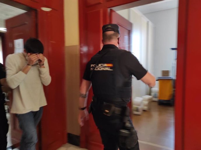 El acusado saliendo de la sala de vistas de la Audiencia de Jaén durante el juicio/Archivo