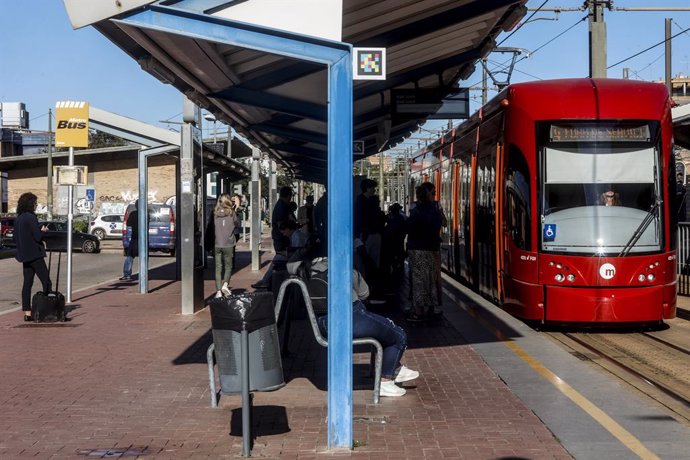 Un tramvia arriba a l'estació 