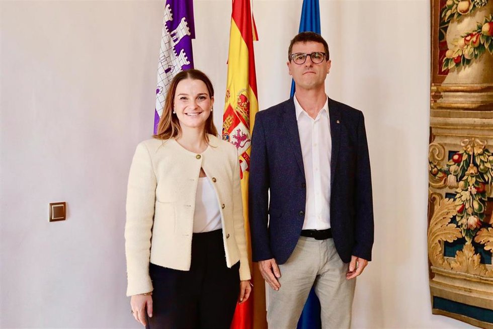 La presidenta del Govern, Marga Prohens, y el alcalde de Art, Manuel Galán.