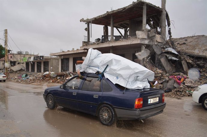 BEKAA, Nov. 28, 2024  -- A car carrying displaced people on their way home is pictured in the Bekaa region, Lebanon, on Nov. 27, 2024. Calm prevails over the border areas in southern Lebanon on Wednesday as a ceasefire between Israel and Lebanon took effe