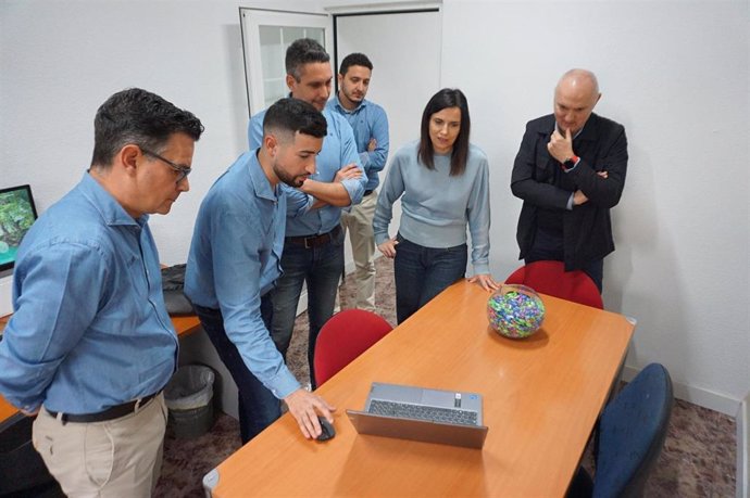 María Dolores Gálvez, durante la visita a la cooperativa Nexus Digital.