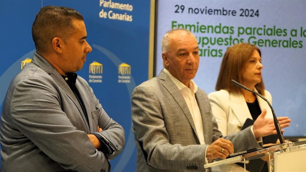 Los diputados de NC-BC Yoné Caraballo, Luis Campos y Carmen Hernández, en rueda de prensa