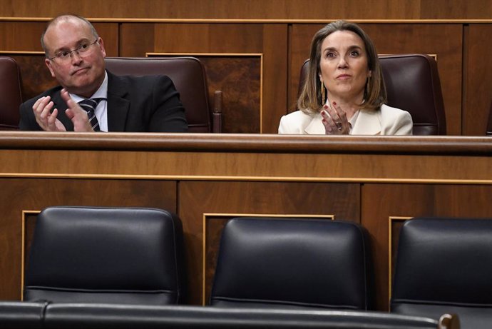 Archivo - El portavoz del Grupo Parlamentario Popular en el Congreso, Miguel Tellado y la secretaria general del Partido Popular, Cuca Gamarra, durante una sesión plenaria en el Congreso de los Diputados, a 6 de febrero de 2024, en Madrid (España). El Ple