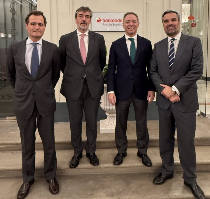 Manuel de la Cruz, director territorial de Banco Santander (segundo por la derecha), y Pelayo Castillo, director comercial de Santander Private Banking en la región (segundo por la izquierda), con los dos directores de las oficinas de Banca Privada.