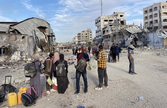 Palestinos abandonando sus hogares en la zona de Beit Lahia, en el norte de la Franja de Gaza