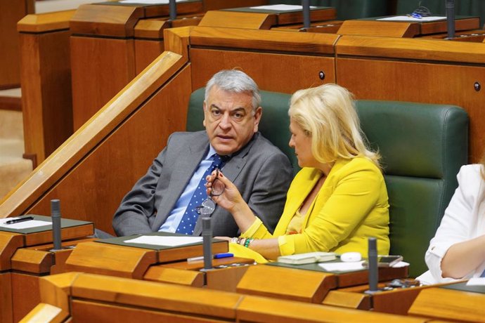 Archivo - El candidato a lehendakari por el PP, Javier de Andrés, y la  parlamentaria del PP, Esther Martínez, durante la sesión constitutiva del Parlamento Vasco de la XIII legislatura, en el Parlamento Vasco