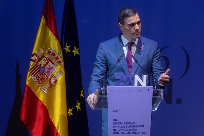 El presidente del Gobierno, Pedro Sánchez, interviene durante un acto con motivo del Día Internacional para la Eliminación de la Violencia contra las Mujeres, en el Teatro Pavón, a 25 de noviembre de 2024