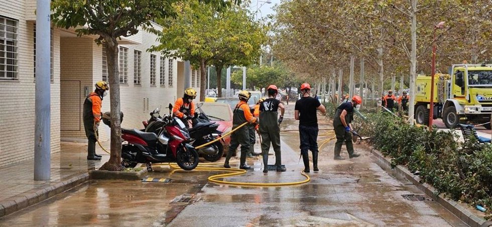 Efectivos de la Región de Murcia trabajan en Paiporta esta semana en la reconstrucción de calles y espacios públicos asolados por las lluvias torrenciales.