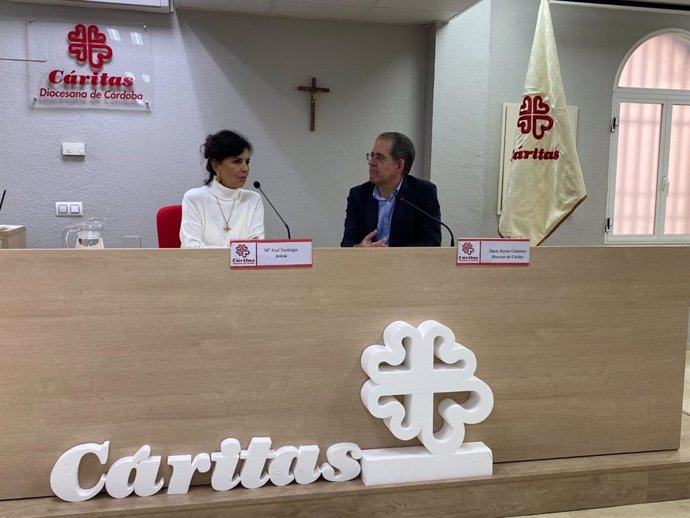 María José Santiago y Darío Reina, durante la presentación de la zambomba solidaria 'Canta Conmigo Jerez'.