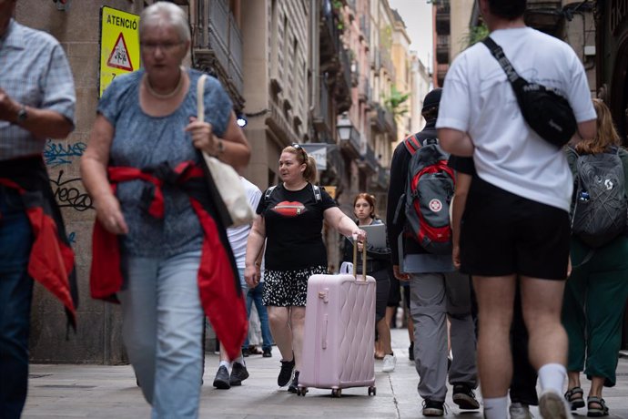 Archivo - Varios turistas en el centro de Barcelona, a 17 de septiembre de 2024, en Barcelona, Catalunya (España). 