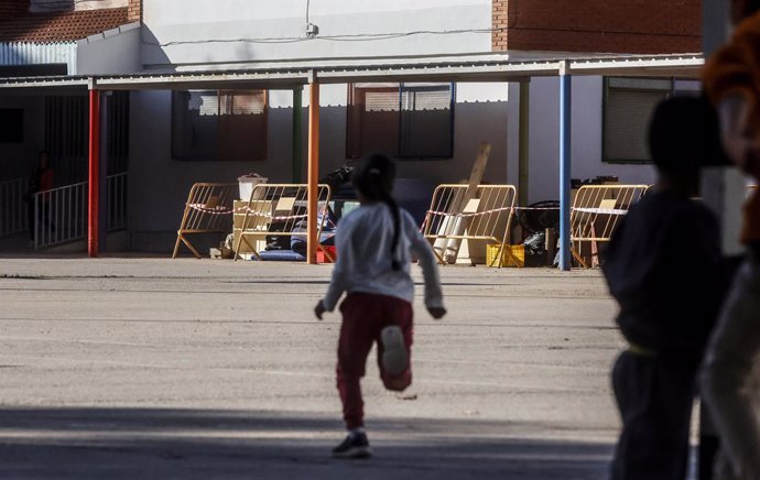 Diversos xiquets tornen a les classes a un col·legi afectat per la dana. 