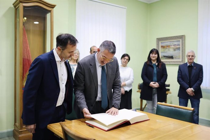 El conseller de Empresa y Trabajo de la Generalitat, Miquel Sàmper, en el Ayuntamiento de Tortosa (Tarragona)