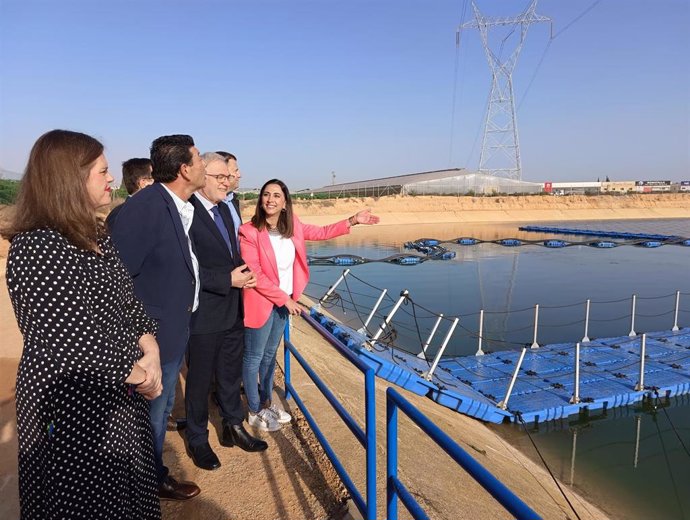 La consejera Sara Rubira visita la nueva planta solar flotante de la Comunidad de Regantes del Campo de Cartagena junto al presidente de la misma, Manuel Martínez, y el alcalde de Torre Pacheco, Pedro Ángel Roca.