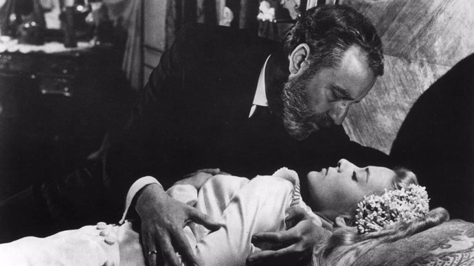 Archivo - Francisco Rabal and Silvia Pinal in Luis Buñuel's VIRIDIANA.