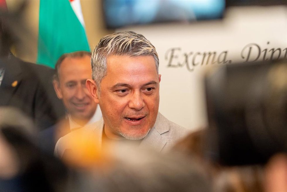 Archivo - El cantante, Alejandro Sanz, atiende a los medios de comunicación, a 20 de marzo de 2023 en Cádiz, (Andalucía, España). Los artistas Alejandro Sanz y Lola Flores, a título póstumo, son distinguidos como Hijos Predilectos de Cádiz por la Diputa