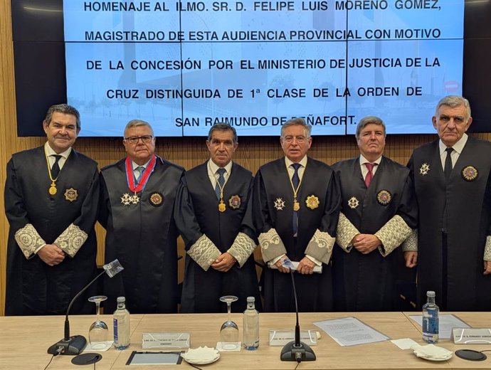 Asistentes al homenaje al magistrado de la Audiencia Provincial de Córdoba Felipe Luis Moreno Gómez con motivo de la concesión por parte del Ministerio de Justicia de la Cruz Distinguida de 1ª Clase de la Orden de San Raimundo de Peñafort.