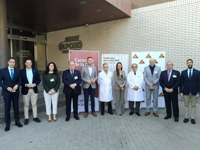 La consejera de Turismo, Cultura, Juventud y Deportes, Carmen Conesa, junto a los miembros del Patronato de la Fundación Camino de la Cruz.