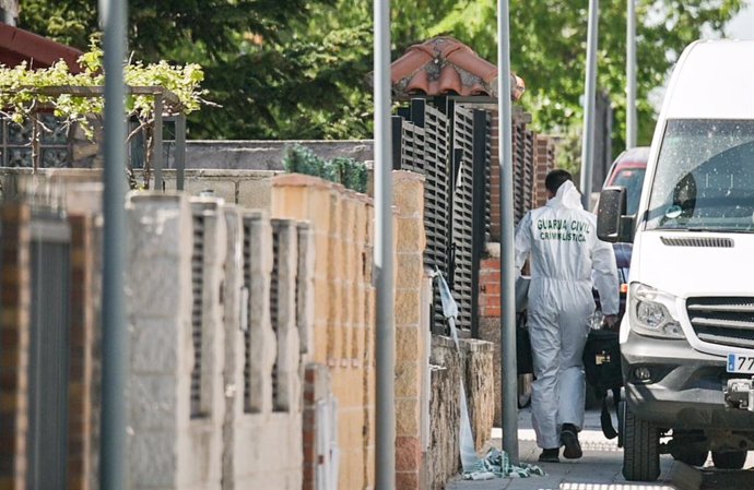 Archivo - Un agente del Servicio de Criminalística (SECRIM) de la Guardia Civil trabaja en el lugar de los hechos, a 15 de abril de 2024, en Chiloeches, Guadalajara, Castilla-La Mancha (España). 