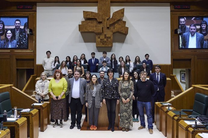 El premio a la mejor persona oradora ha recaído en Joana Moso (UPV/EHU); y el premio al mejor discurso en solitario lo ha recibido Eneko Rosado (UPV/EHU)