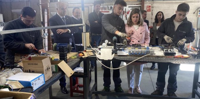 La Consejera Claudia Pérez Forniés, en una visita a los alumnos- trabajadores de Proyectos Experienciales en Calatayud