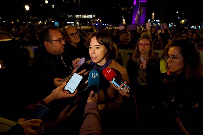 La ministra de Ciencia y secretaria general del PSPV-PSOE, Diana Morant, atiende a los medios de comunicación durante la manifestación convocada por la Coordinadora Feminista por el 25N, a 25 de noviembre de 2024, en Valencia. (Foto de archivo).