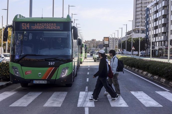 El autobús lanzadera de la Comunidad de Madrid que conecta Torrente con Valencia,  a 11 de noviembre de 2024, en Torrente, Valencia, Comunidad Valenciana (España). 