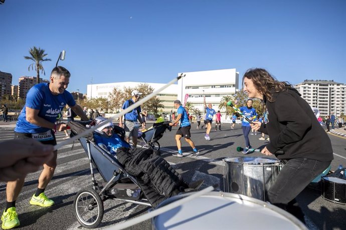 Archivo - Participación del Equipo Zurich Aefat en el maratón de Valencia de 2023.