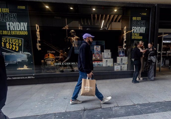 Una persona con una bolsa, a 12 de noviembre de 2024, en Madrid (España).