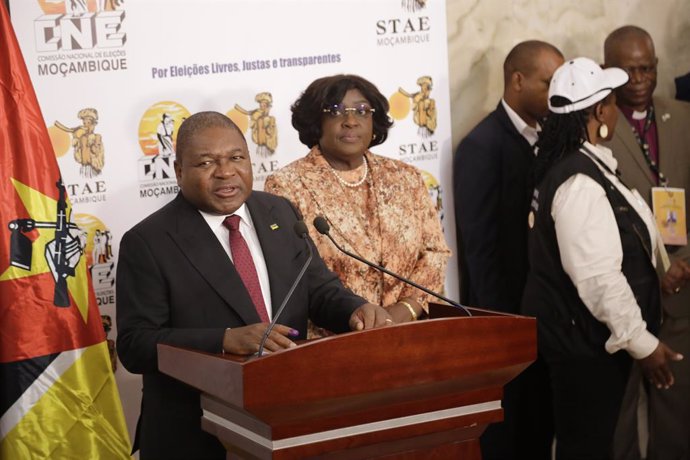 Archivo - MAPUTO, Oct. 9, 2024  -- Mozambican President Filipe Nyusi (1st L) speaks to the press after casting his vote at a polling station in Maputo, Mozambique, on Oct. 9, 2024. Mozambicans began voting on Wednesday for a new president. Around 17 milli