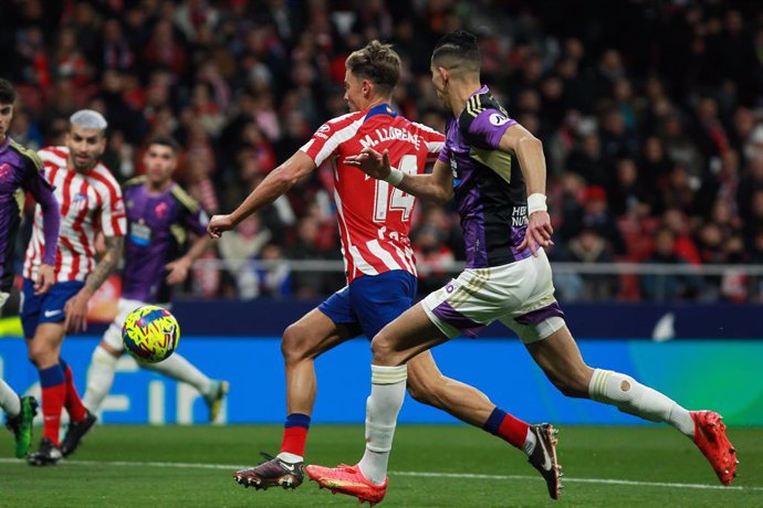 Archivo - Marcos Llorente of Atletico de Madrid and Jawad El Yamiq of Real Valladolid in action during the Spanish League, La Liga Santander, football match played between Atletico de Madrid and Real Valladolid at Civitas Metropolitano stadium on January 