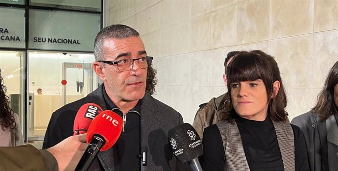 Los candidatos a la presidencia y la secretaría general de ERC por parte de 'Nova Esquerra Nacional', Xavier Godàs y Alba Camps, en una atención a los medios frente a la sede del partido