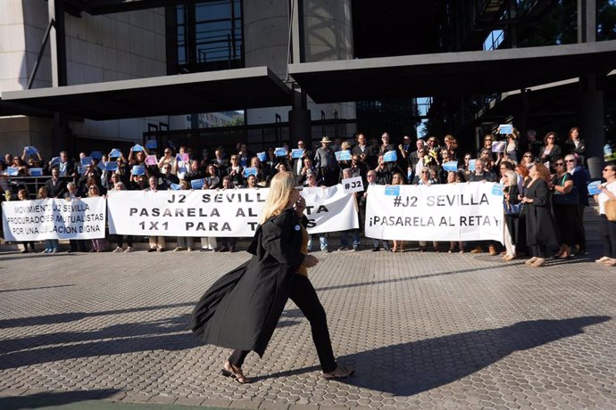 Archivo - Miembros del colectivo de Abogados y Procuradores durante una manifestación en Sevilla 