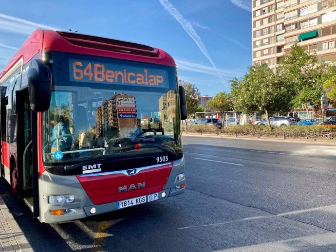 Archivo - Autobús de la EMT de València