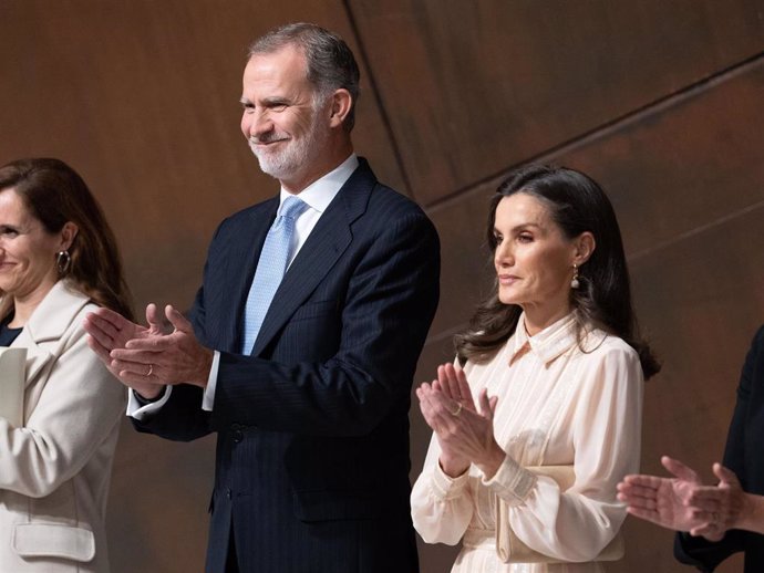 El Rey Felipe VI y la Reina Letizia, a su llegada a la representación de la ópera ‘II Trittico’, en el Palacio Euskalduna, a 29 de noviembre de 2024, en Bilbao, Vizcaya, País Vasco (España).