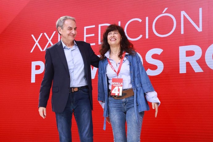 El expresidente del Gobierno José Luis Rodríguez Zapatero y la ministra de Igualdad, Ana Redondo, en la entrega de los premios Olga Manzano, en el marco del 41º Congreso del PSOE.