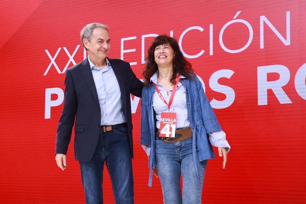 El expresidente del Gobierno José Luis Rodríguez Zapatero y la ministra de Igualdad, Ana Redondo, en la entrega de los premios Olga Manzano, en el marco del 41 Congreso del PSOE.