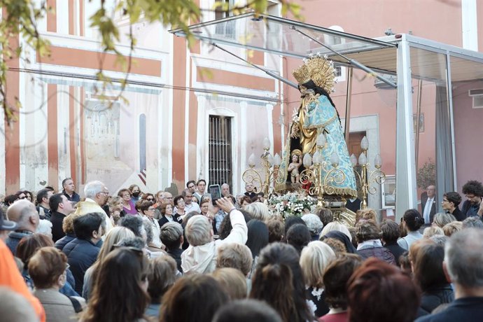 La imagen peregrina de la Virgen de los Desamparados visita Picanya un mes después de la dana.